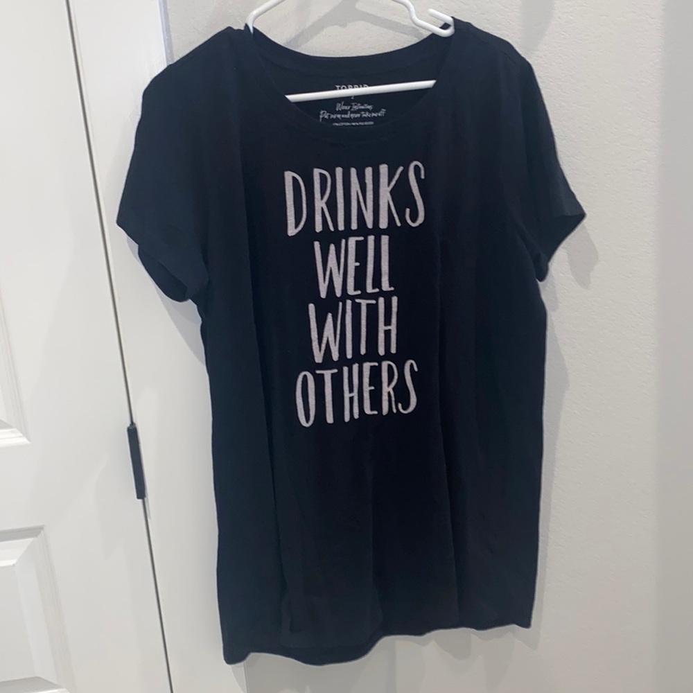 EUC Torrid Size 2 2x Plus Size Funny Tee T-Shirt Top “Drinks Well With Others”